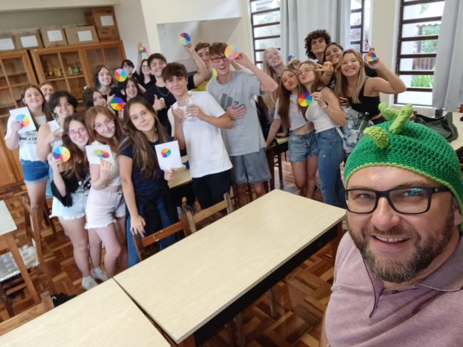 Turma do itinerário de Design Gráfico recria manualmente o “Disco de Newton”