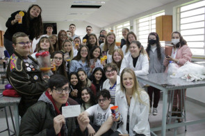 Turma do itinerário de Formação Docente tem aula sobre vitaminas no Laboratório de Ciências