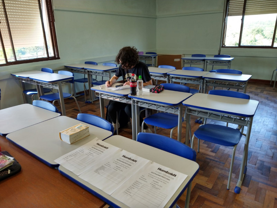 Estudante do Instituto Ivoti realiza prova de seleção para a Formação Profissional Dual