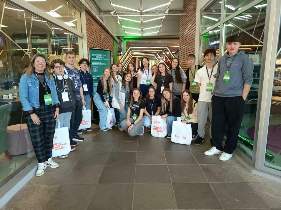 Alunos do Técnico em Design Gráfico do Instituto Ivoti participam do Feevale Summit