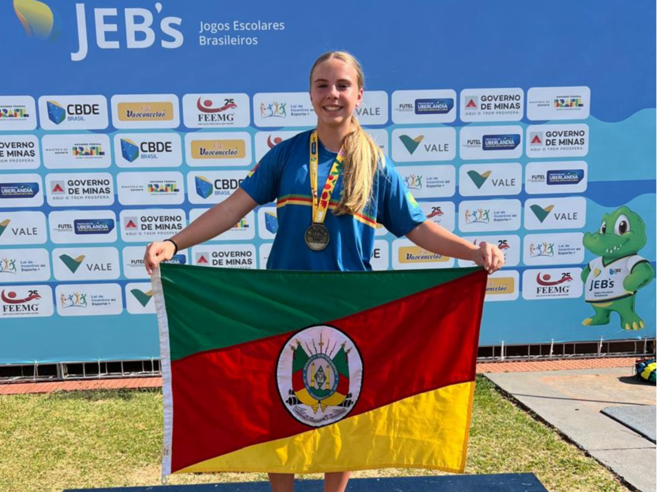 Integrante da equipe municipal de atletismo conquista medalha de bronze nos Jogos Escolares Brasileiros