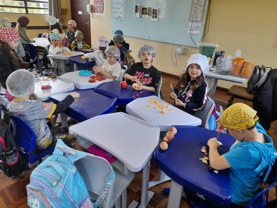 Estudantes do 1º ano C exploram arte e literatura com salada de frutas