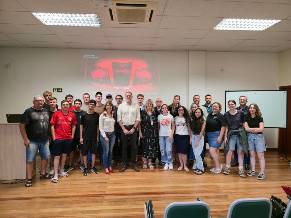 Instituto Ivoti recebe o diretor de operações do grupo Mahindra para bate-papo sobre mecanização agrícola