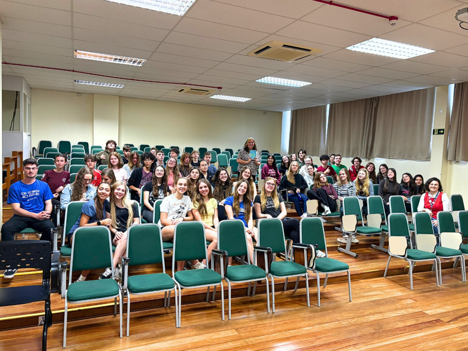 Escritora e jornalista alemã Christina Bacher compartilha histórias com estudantes do Instituto Ivoti