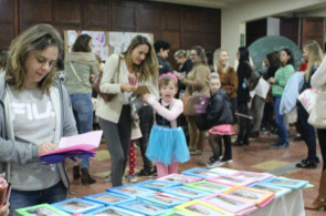 Instituto Ivoti apresenta homenagens para as mães preparada pelas crianças do 1º ao 5º ano