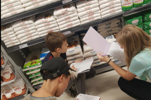 Turma do 7º ano do Instituto Ivoti tem aula de Educação Financeira no mercado