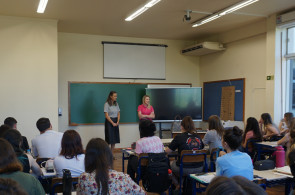 Estudantes do Instituto Ivoti recebem representantes da Agência Sicredi Ivoti