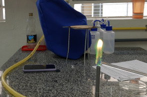 Estudantes do 1º ano de Formação de Professores têm aula prática no Laboratório de Ciências