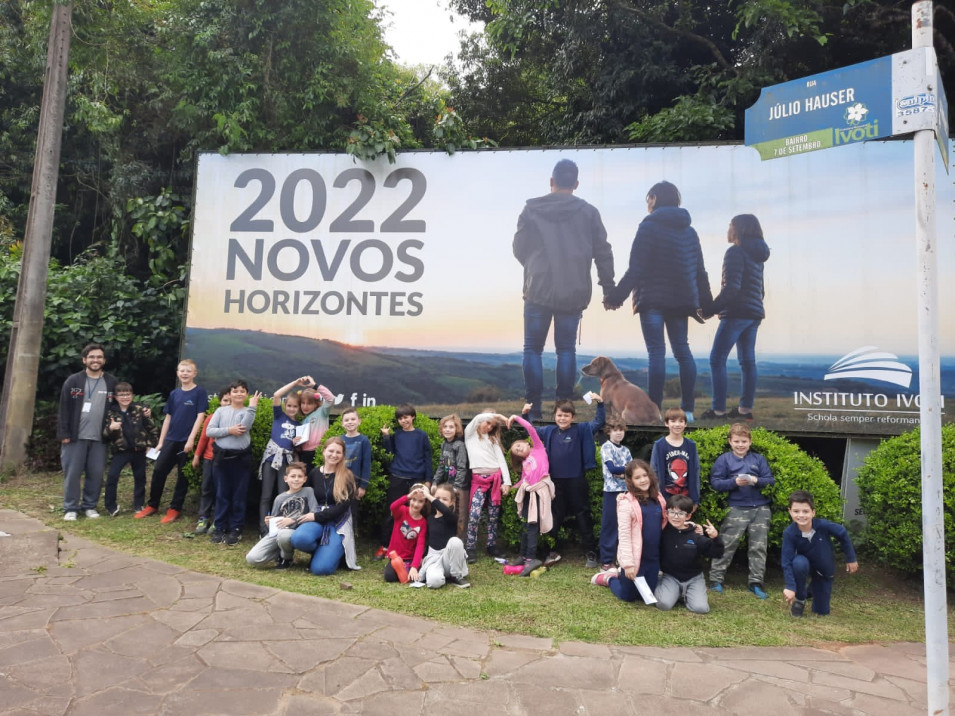 Turma do 2º ano do Instituto Ivoti realiza trabalho sobre bairro e conhece os arredores da escola