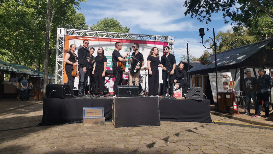 Grupo Harmoniza realiza apresentação em evento promovido pela Rádio União FM