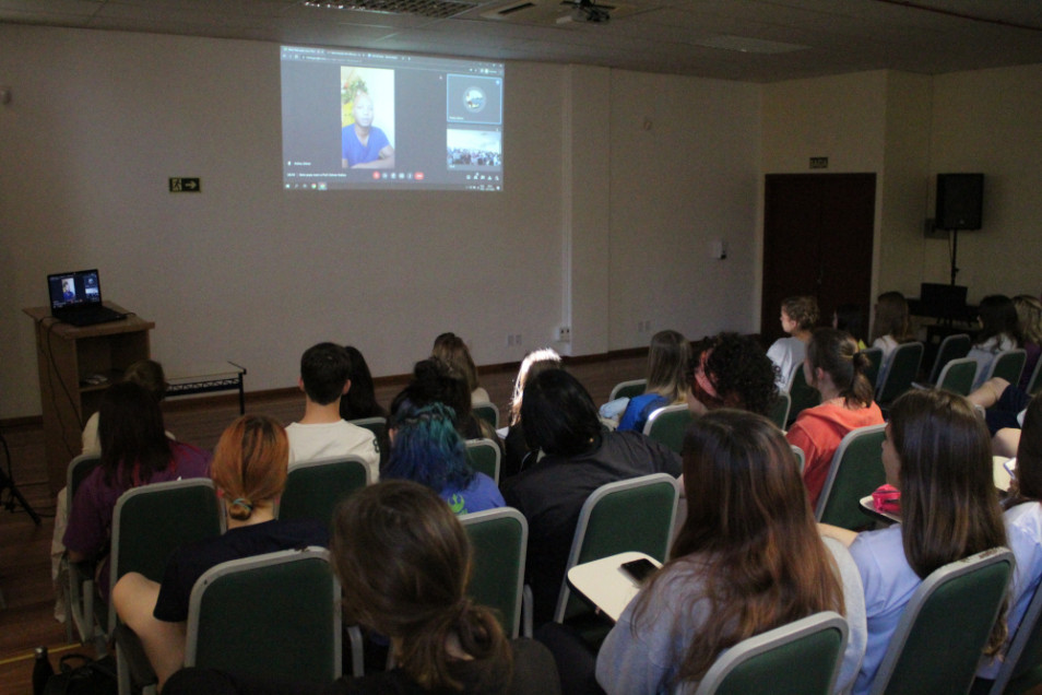 Turmas do Curso Normal tem palestra alusiva ao Dia da Consciência Negra
