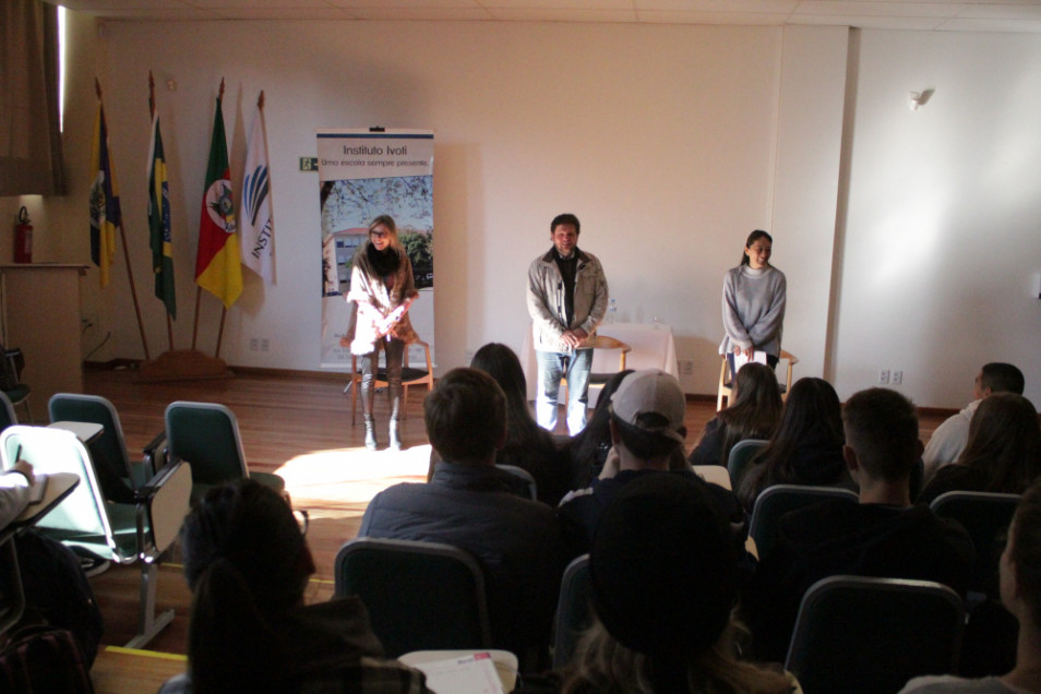 Estudantes do Curso Normal realizam painel sobre currículo e atuação profissional