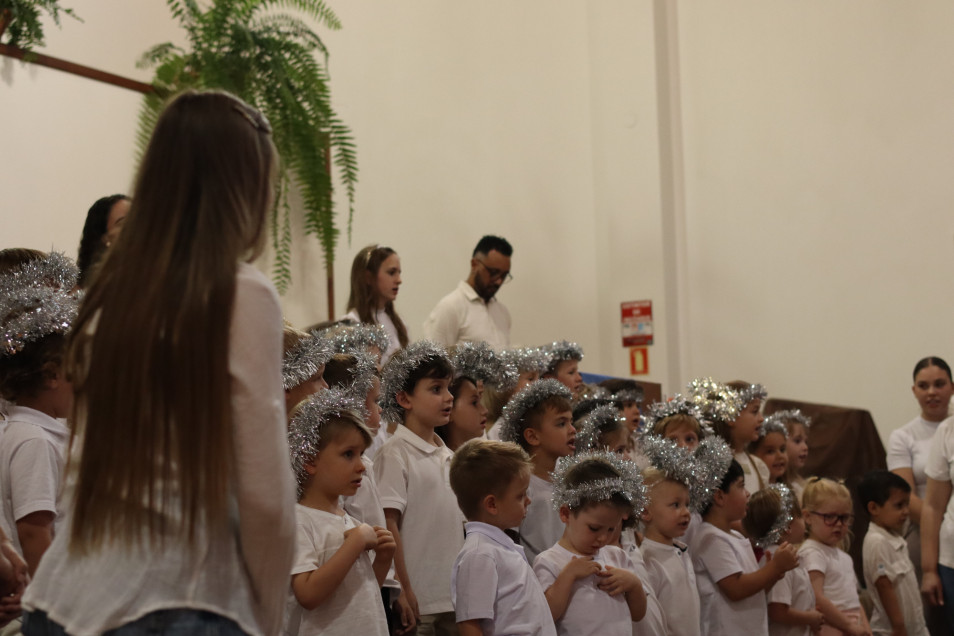 Educação Infantil celebra o Natal com cantata e caminhada das lanternas