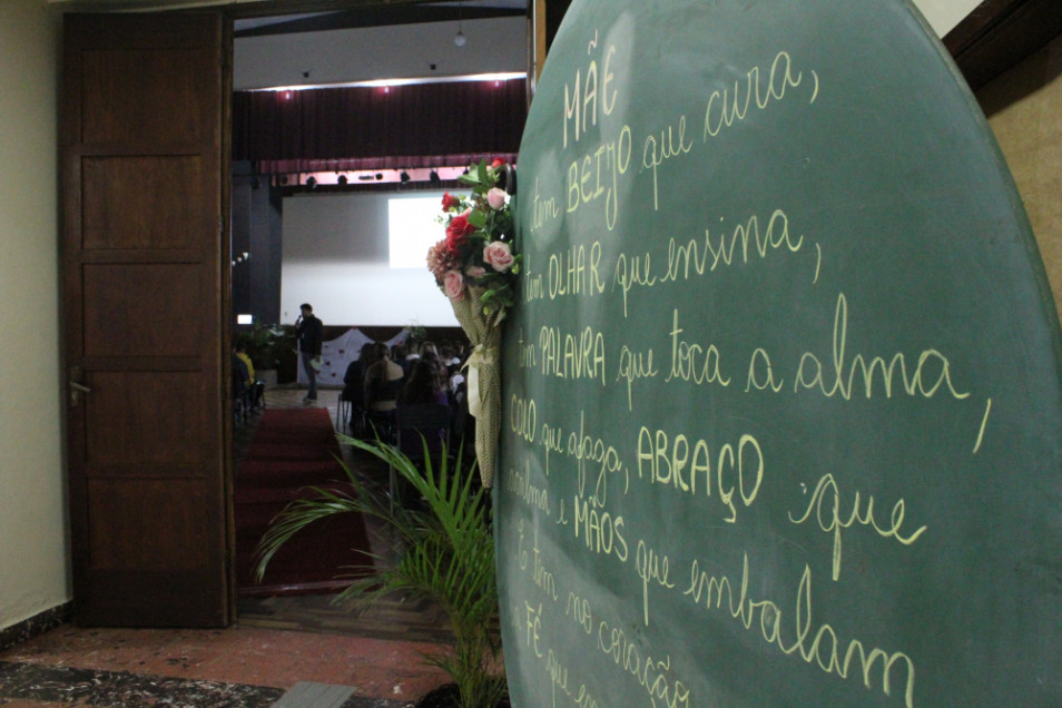 Estudantes do 6º ao 9º ano realizam homenagem para as mães