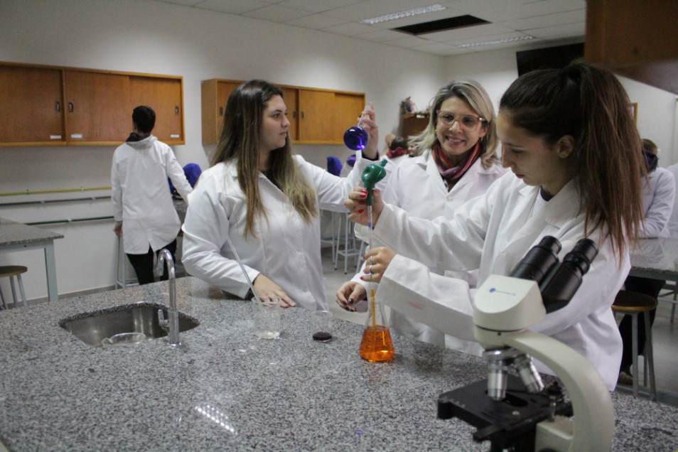 Itinerário de Raciocínio Humano e Sustentabilidade atrai alunos pelas aulas práticas de laboratório