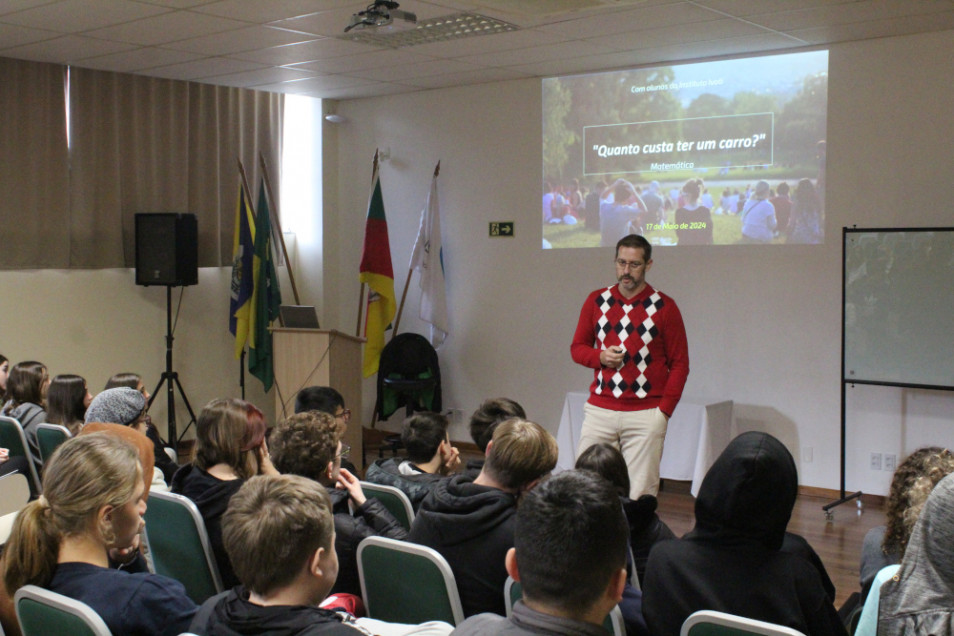 Estudantes do Instituto Ivoti tem palestra sobre consórcio e financiamento com o presidente da Sicredi Pioneira