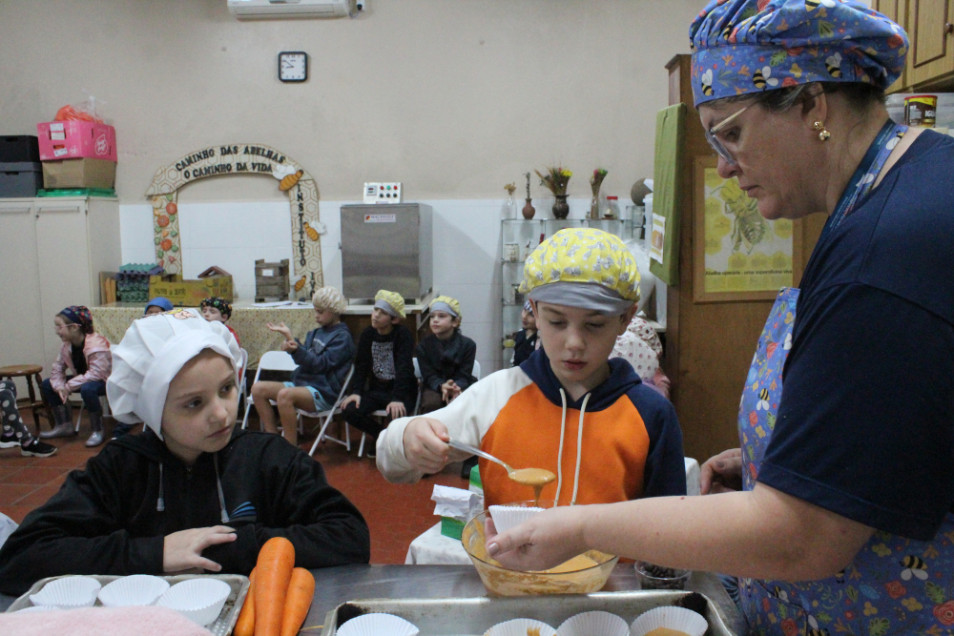 Turmas fazem receitas dando continuidade na aula sobre raízes comestíveis