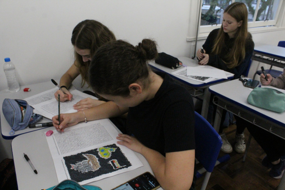 Turma de alemão aprende sobre Blackout Poetry e cria as próprias obras de arte