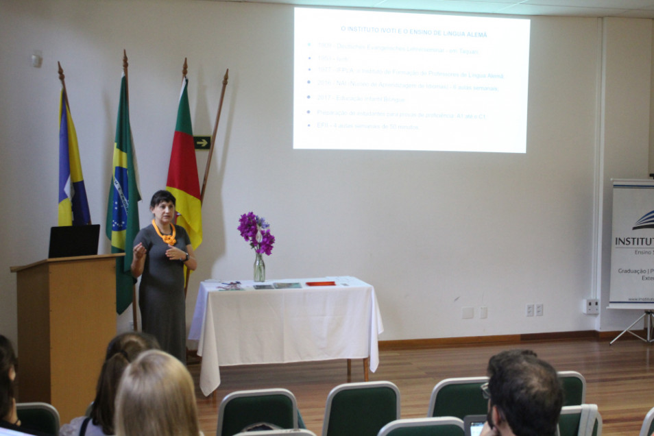 Estudantes apresentam seus trabalhos de Conclusão da Especialização em Planejamento e Prática do Ensino da Língua Alemã por Competências