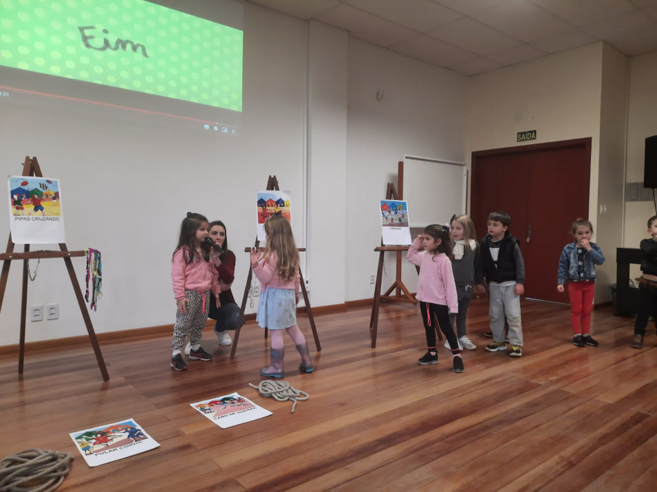 Turma apresenta o projeto Brincando de Brincar durante Assembleia da Educação Infantil