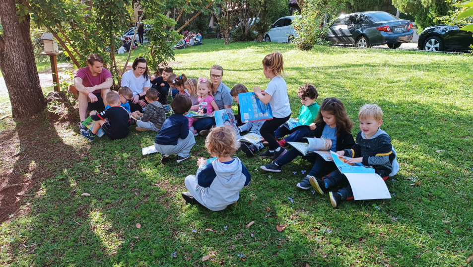 Crianças da Educação Infantil falam sobre aprender brincando durante Assembleia