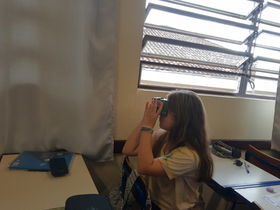 Turmas do 8º ano estudam sobre os Movimentos da Terra e da Lua utilizando óculos virtuais