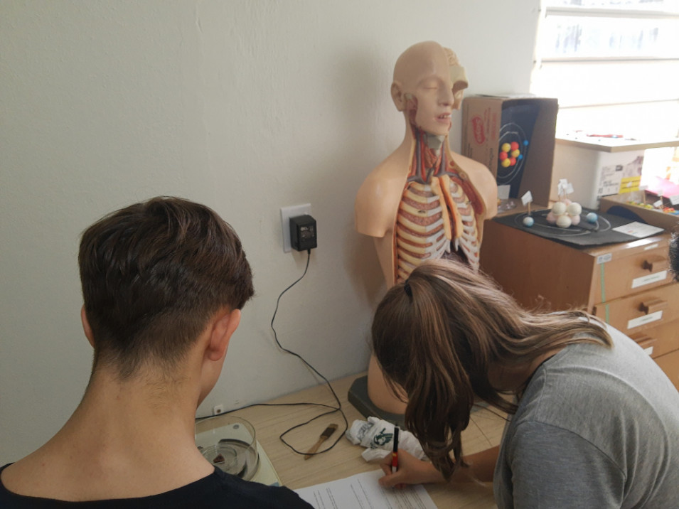 Estudantes do 1º ano tem aula prática no Laboratório de Ciências