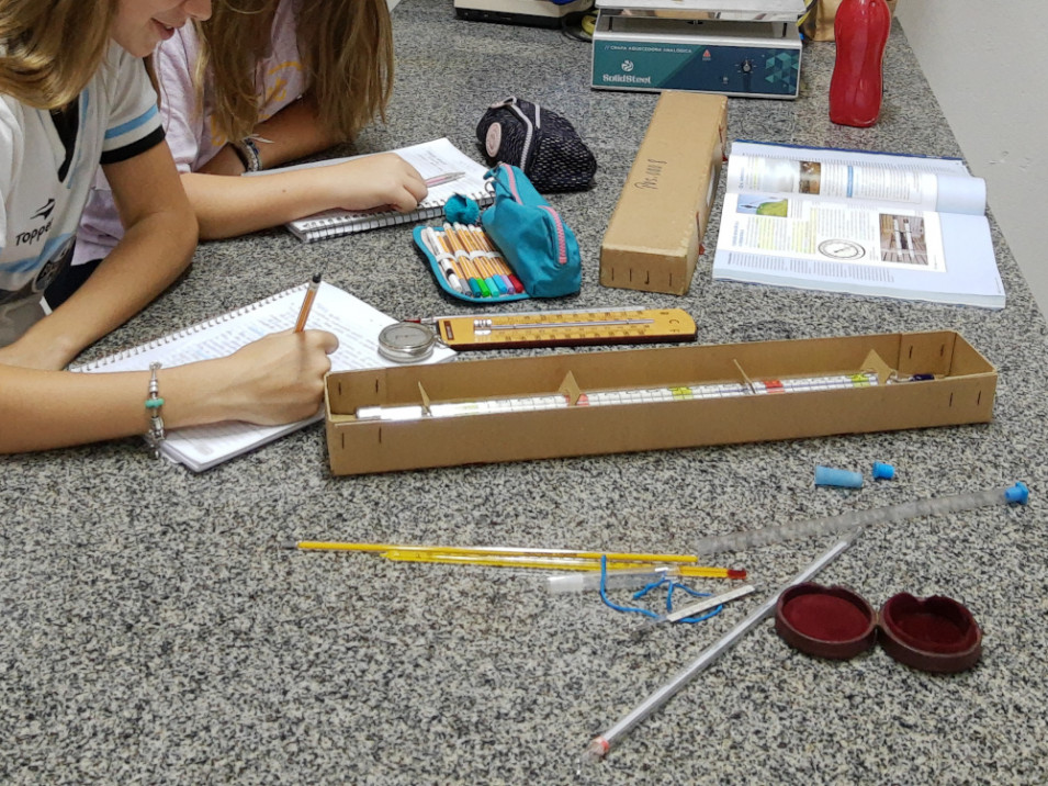 Turma do 8º ano tem aula sobre diferença entre clima e tempo no Laboratório de Ciências