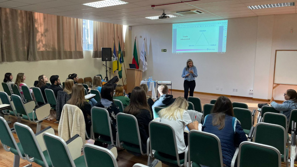 Instituto Ivoti promove formação Pedagógica para os Monitores da Educação Básica