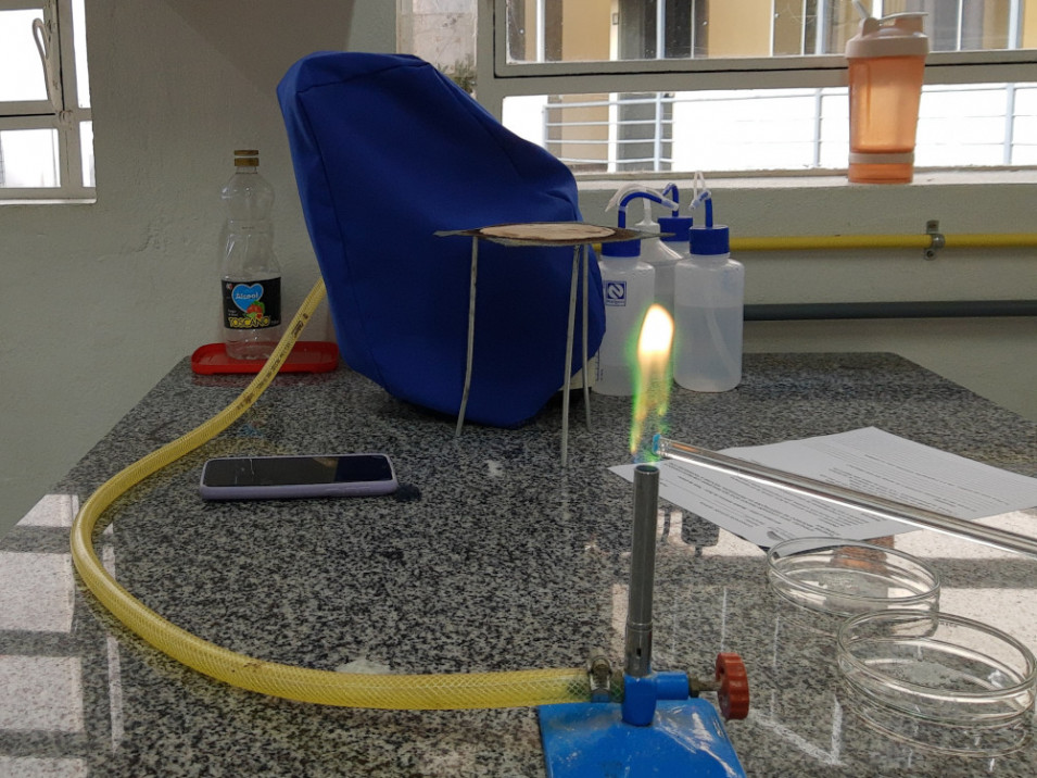 Estudantes do 1º ano de Formação de Professores têm aula prática no Laboratório de Ciências