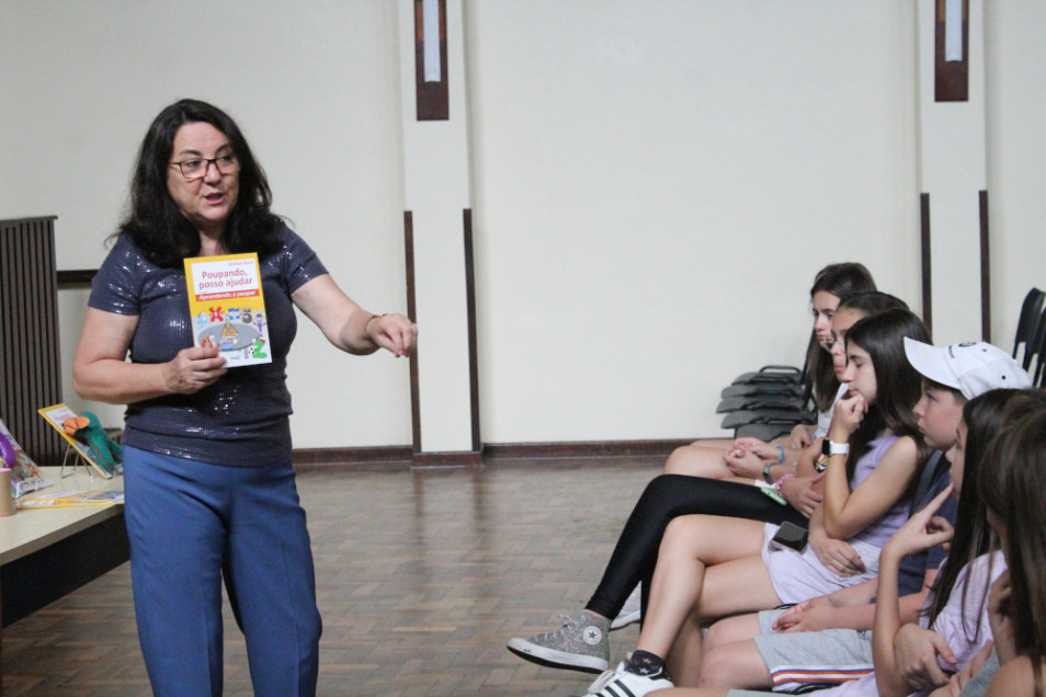 Estudantes participam de lançamento de livro da Coleção Aprendendo a poupar
