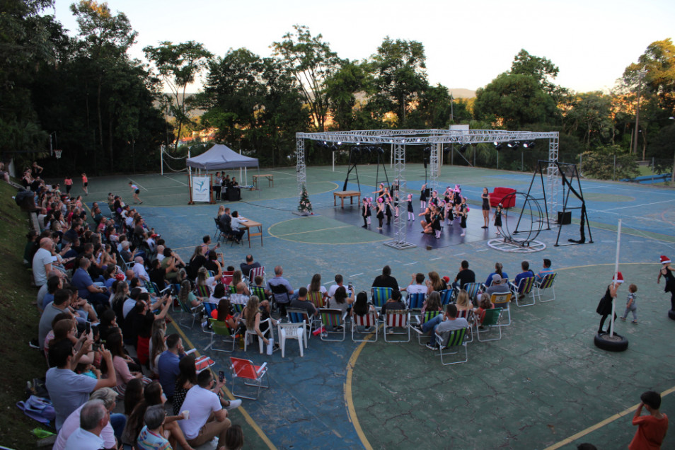 Bailarinas do Espaço Dança Instituto Ivoti realizam apresentações de encerramento