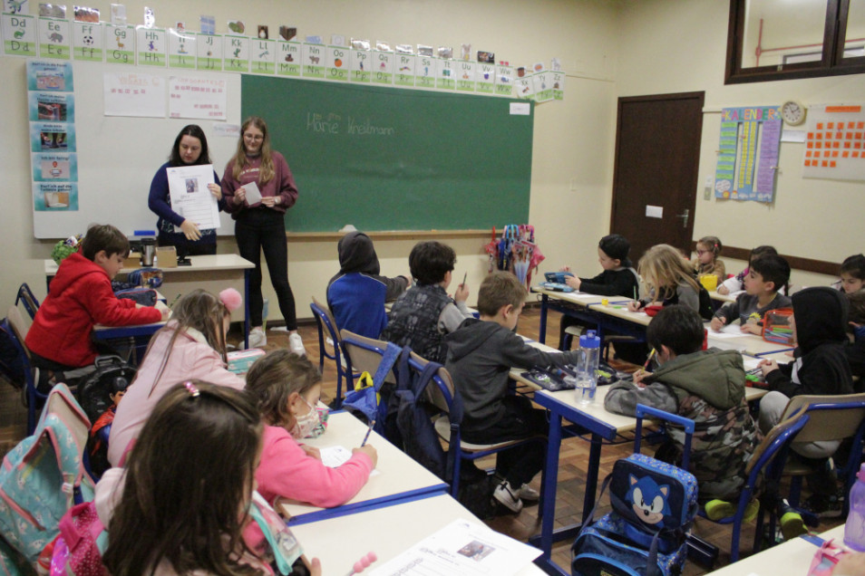 Instituto Ivoti recebe visita da alemã Marie Kneilmann nas turmas da Educação Básica e do Ensino Superior