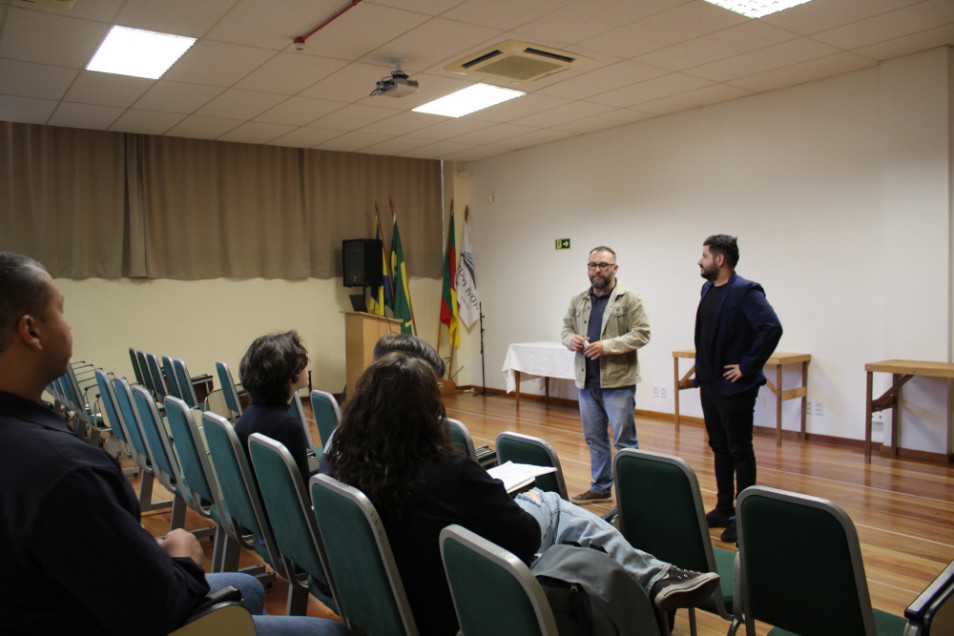 Estudantes de Design Gráfico apresentam projetos e conversam com o designer da Calçados Bibi