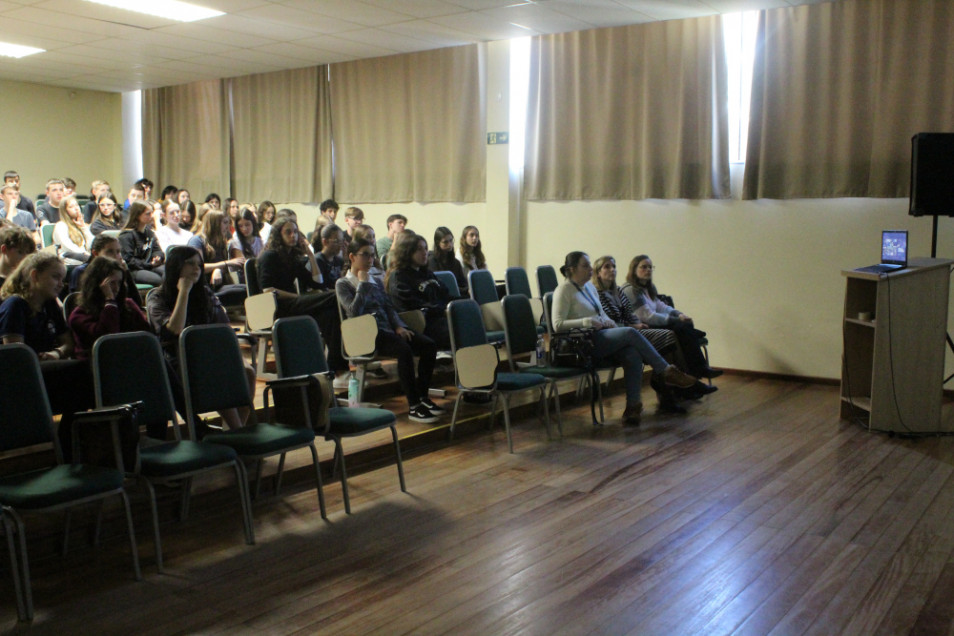 Turmas do NAI têm momento de conversa com egressos do Instituto Ivoti que moram na Alemanha