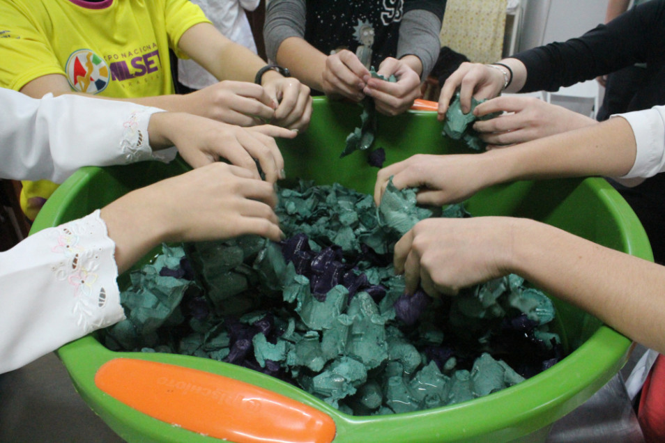 Turma do Ensino Médio cria cumbucas reciclando bandejas de ovos