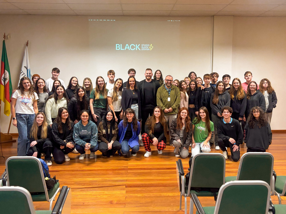 Alunos do curso técnico em Design Gráfico participam de palestra com designer do Studio Black