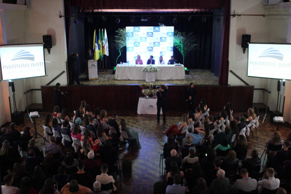 Instituto Ivoti realiza a formatura de estágio de 33 estudantes do Curso Normal em Nível Médio