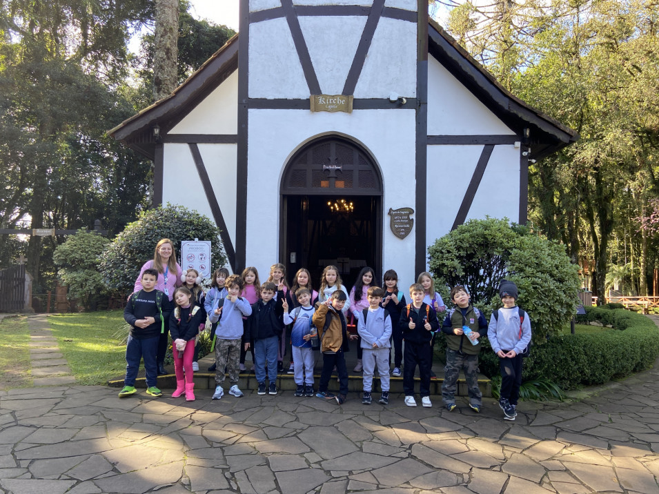 Turma do 1º ano B realiza passeio de estudos em Gramado como parte de projeto interdisciplinar sobre moradias