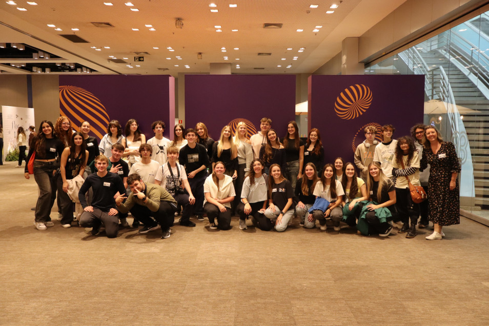 Visita ao Design Week amplia repertório dos estudantes de Design Gráfico