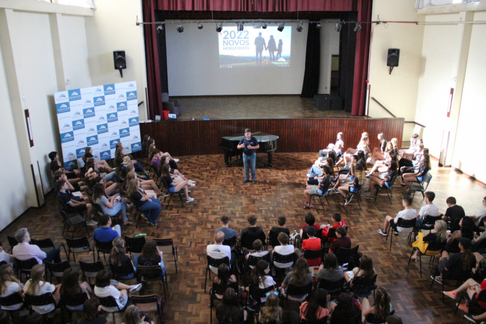 Estudantes dos 9ºs anos tem momentos de homenagem no último dia de aula