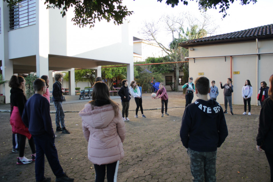 Turma realiza dinâmica de estudos no pátio para treinar estrutura frasal com o verbo mögen