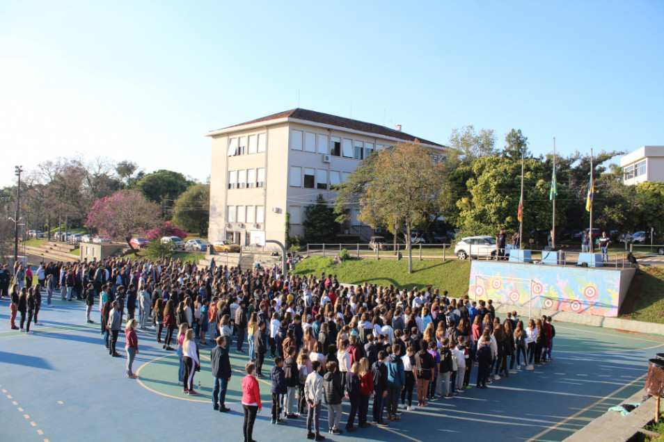 Instituto Ivoti inicia Semana da Pátria com hasteamento a bandeira na Educação Básica