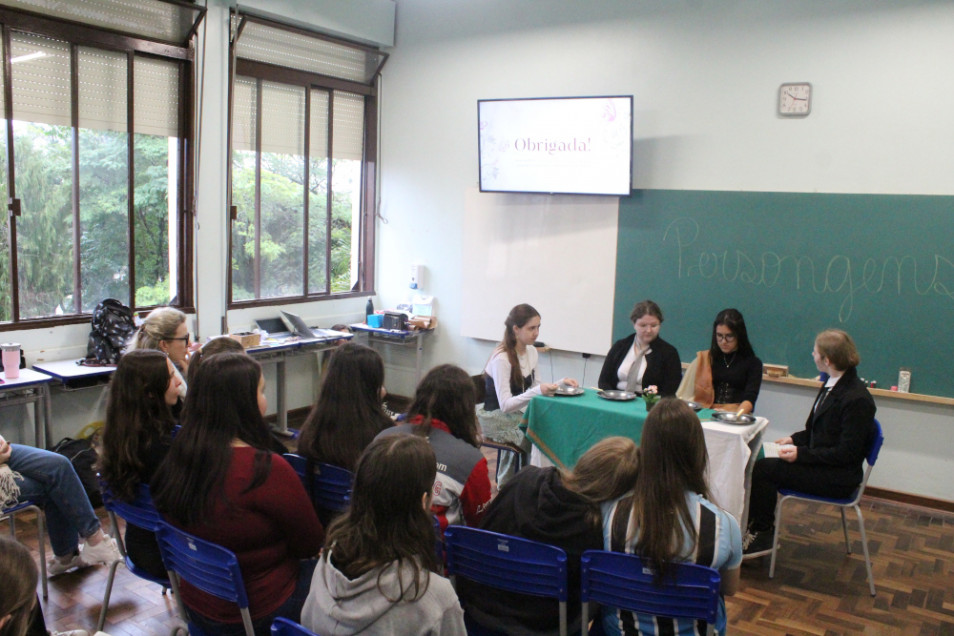 Estudantes revivem “A Moreninha” com apresentações criativas na aula de Língua Portuguesa