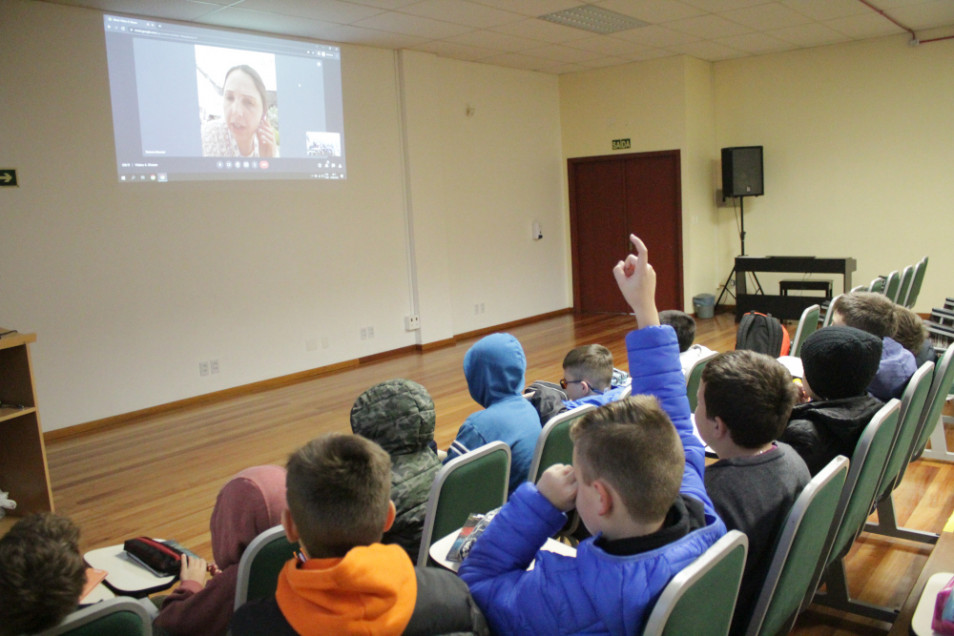Turma do 4º ano faz videochamada com professora  que está em Viena