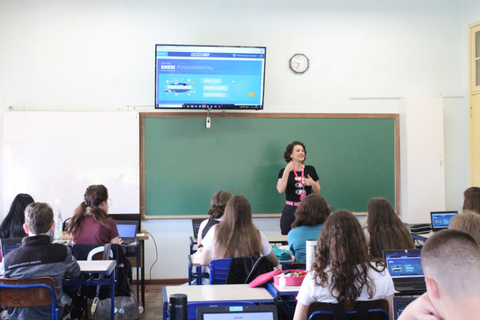 Turmas do 1º ano do Ensino Médio tem conversa sobre a plataforma Plurall