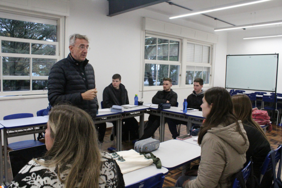 Coordenador Geral de Língua Alemã realiza preparação para o DSD em turma do NAI/Instituto Ivoti
