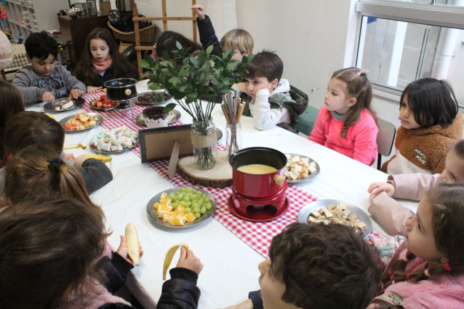 Turma do Nível 4 constrói memórias e se despede do semestre com uma tarde de fondue