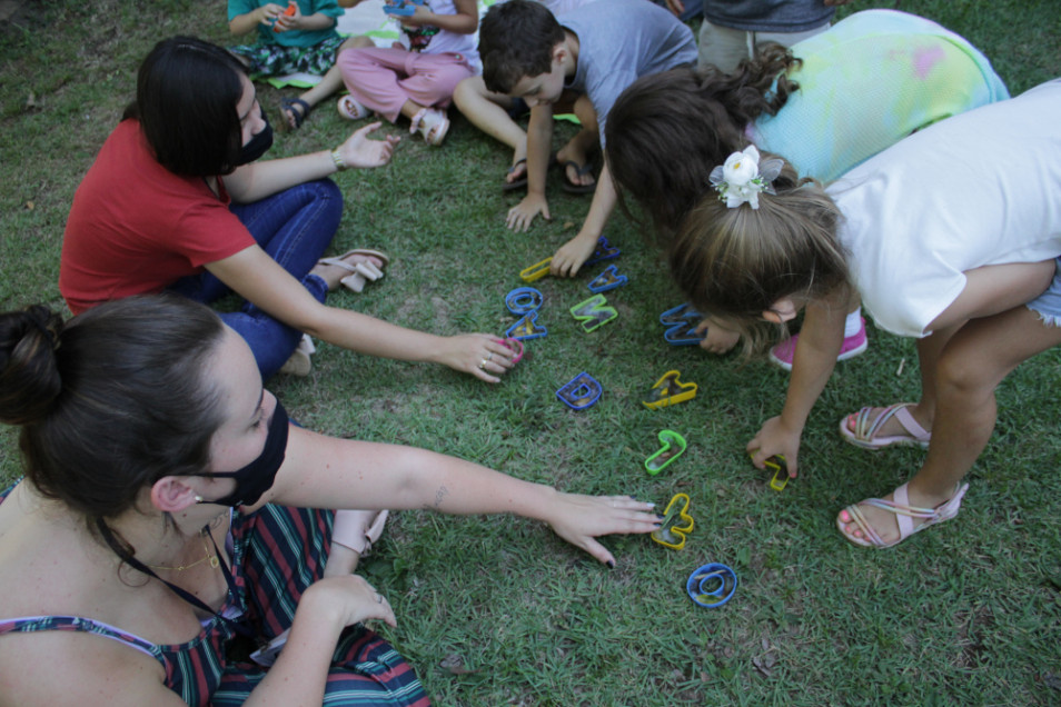 Turma da Educação Infantil explora sensações com letras feitas de gelo