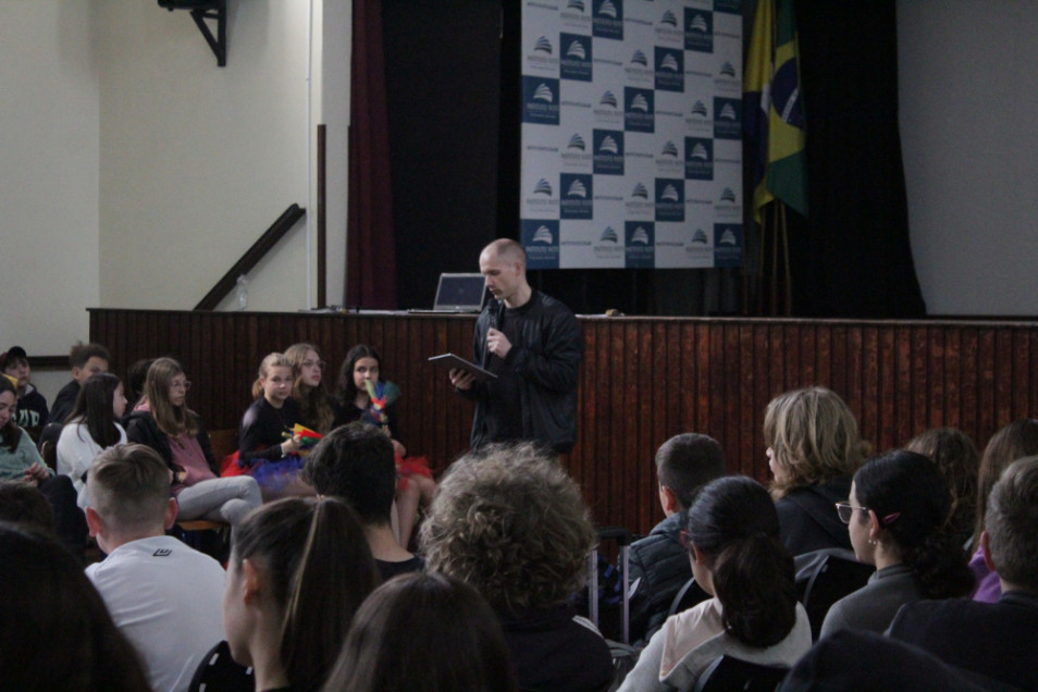 Alunos do Ensino Fundamental II tem evento alusivo aos 200 anos da independência